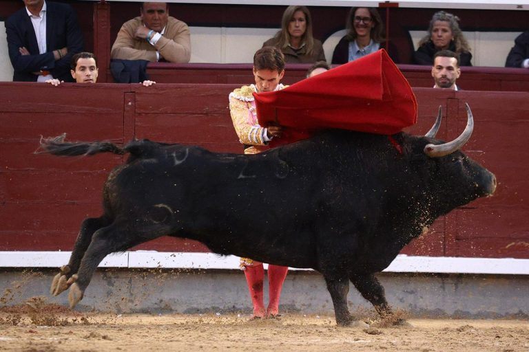 Galván impone su ley y Román toca pelo en la tercera de San Isidro