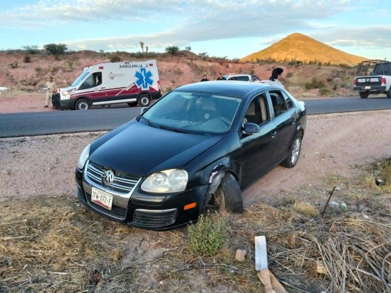 Invade carril y provoca choque en carretera