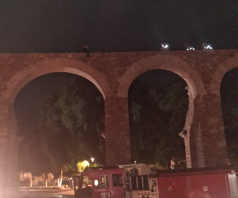 Intenta arrojarse del acueducto en la capital