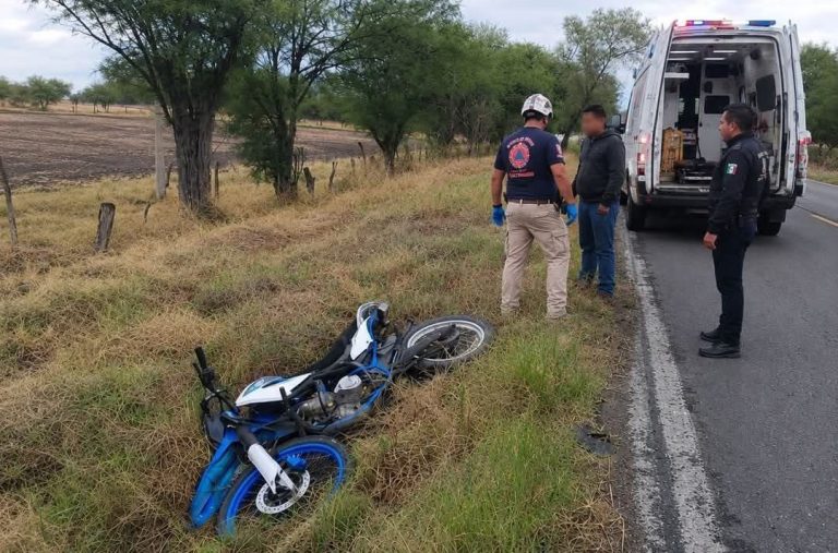 Se cae motociclista en la federal 23