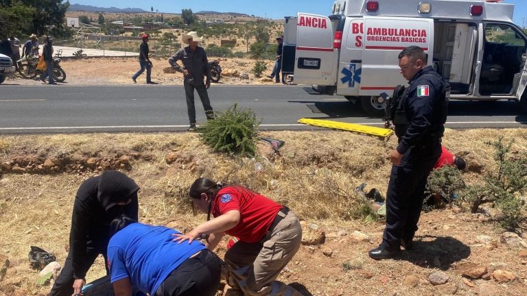 Motocicleta impacta contra bovino; dos se lesionan