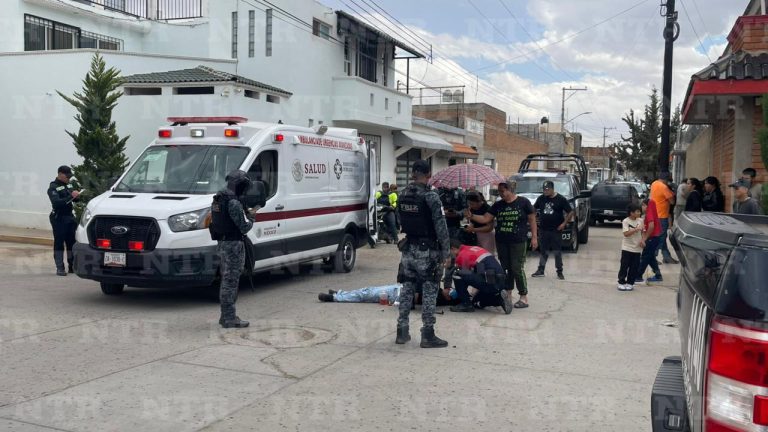 Se impacta motociclista contra camioneta; termina en el hospital