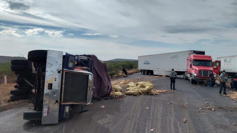 Se vuelca quinta rueda que transportaba papas en federal 49