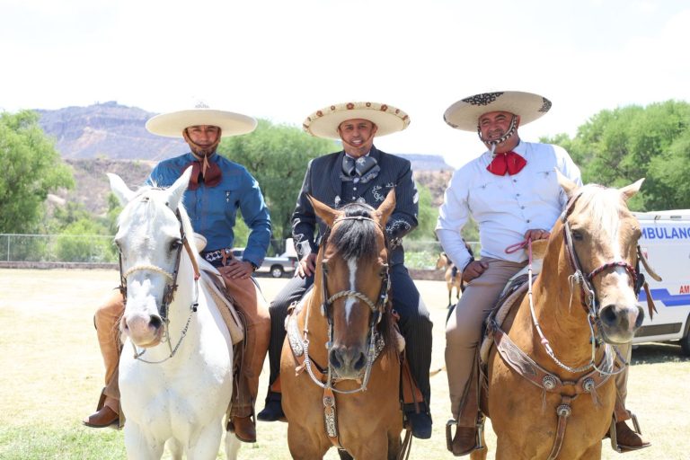 Participa Rodrigo Ureño en Cabalgata de la Pitaya