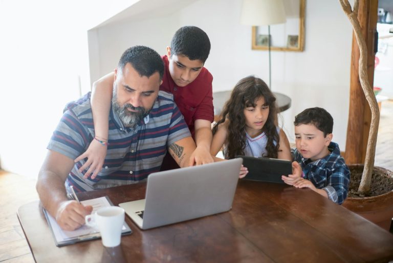 Por qué las noches de juegos en familia se están convirtiendo en aventuras de aprendizaje