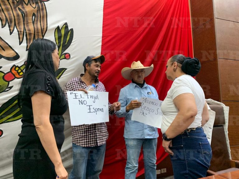 Irrumpen productores en el Congreso
