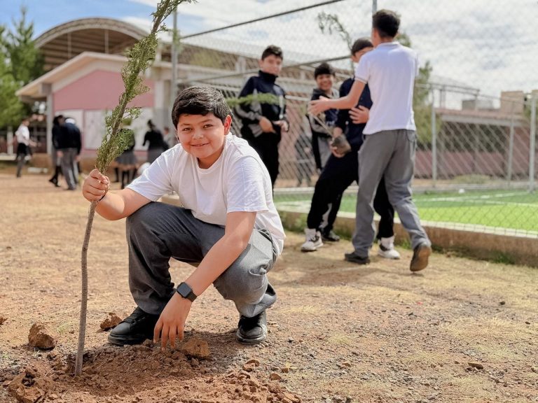 Reforestan dos escuelas en Guadalupe