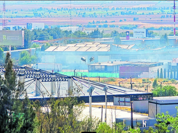 Reportan fumarolas tras incendio de almacén