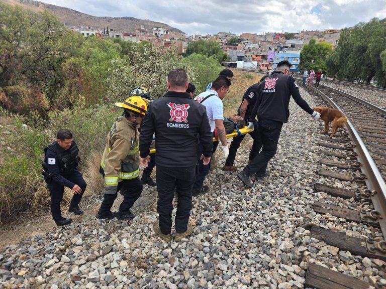 Rescatan a hombre tras caída en bóveda de drenaje