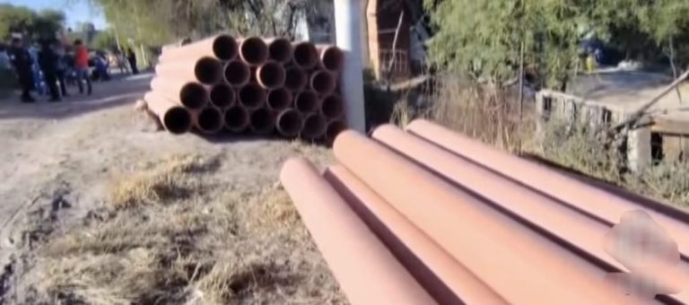 Corren aguas negras; con urgencia reparan drenaje en Trancoso