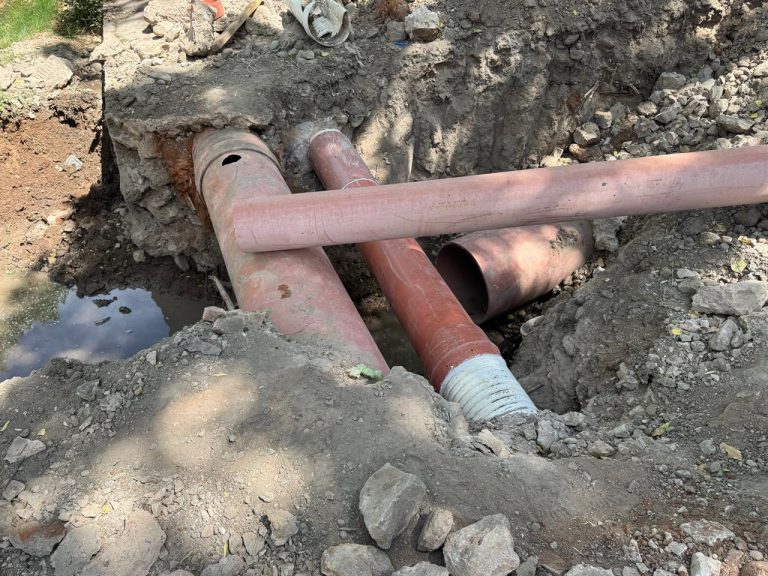 Tubería obstruida causa desabasto en Juan Aldama