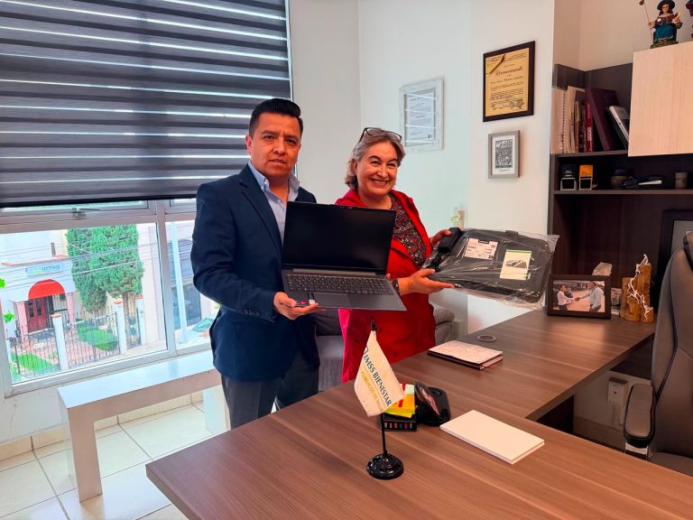 Entregan computadora a Fundación ALE