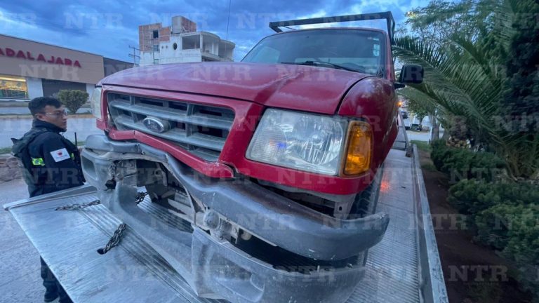 Resulta lesionado tras chocar con semáforo