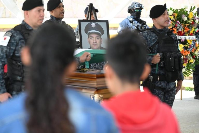 Rinden homenaje a policía caído en Luis Moya