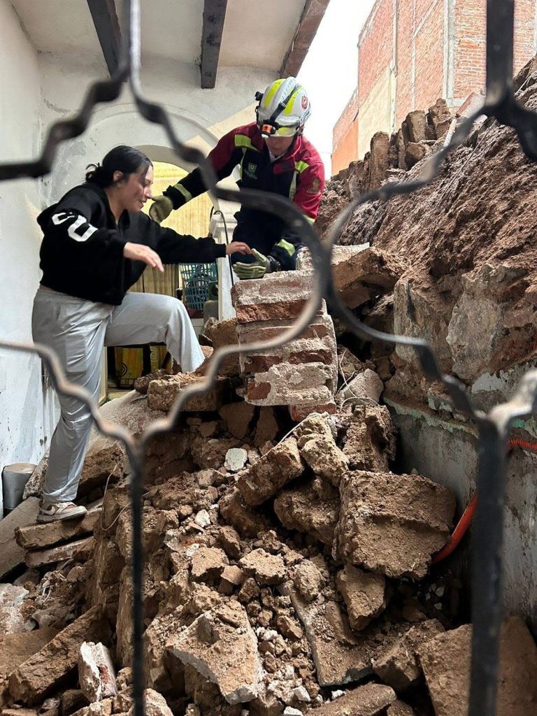 Rescatan a menor tras derrumbe de vivienda