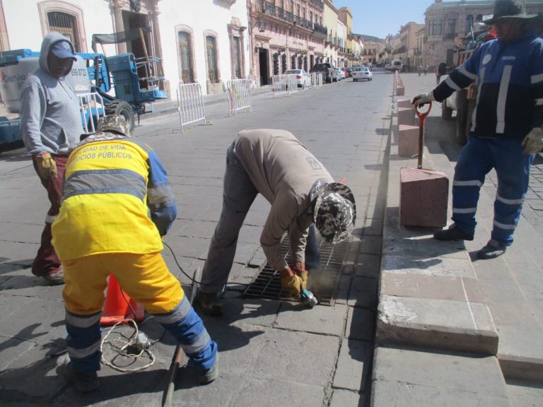Desazolvan más de 300 alcantarillas en la capital
