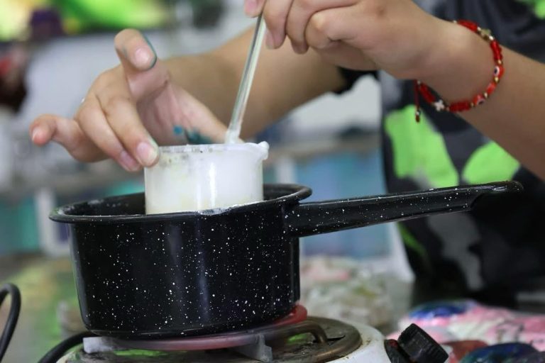 Imparten taller de jabonería para MUCPAZ