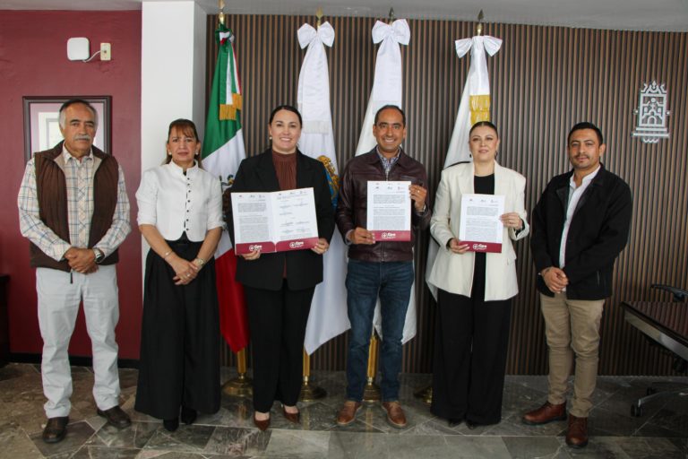 Firman convenio ayuntamiento de Guadalupe e IZEA