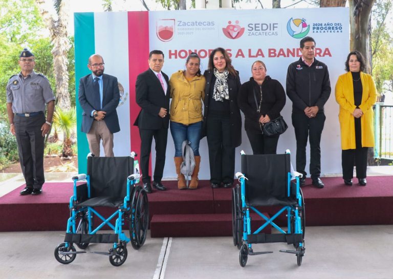 Entrega SEDIF apoyos económicos y aparatos funcionales