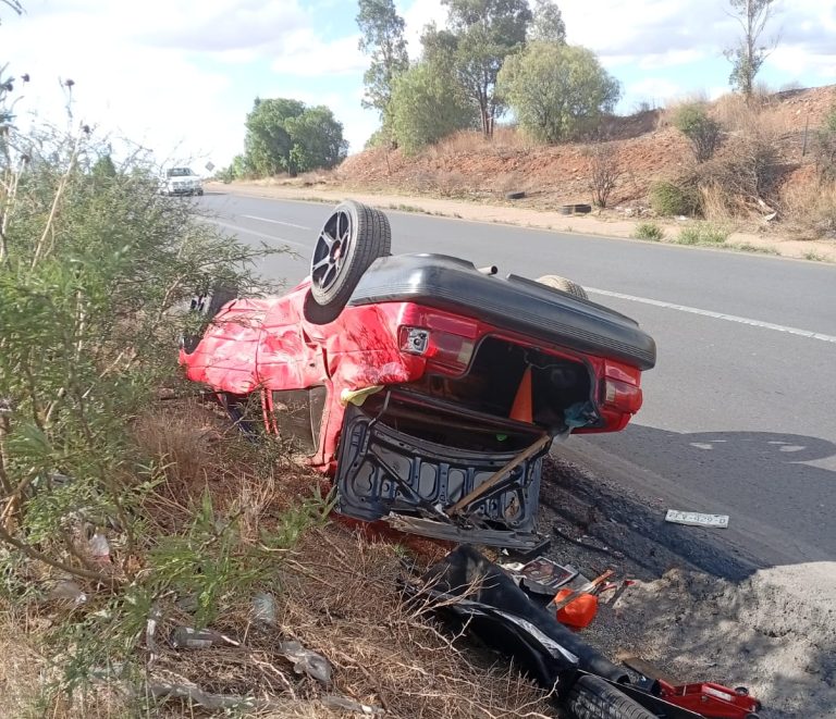 Volcadura en La Pimienta deja dos lesionados