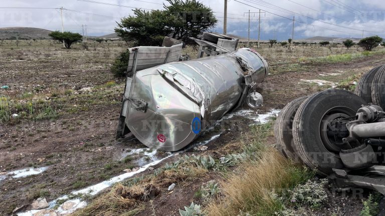 Vuelca pipa en entronque a Cerro Gordo