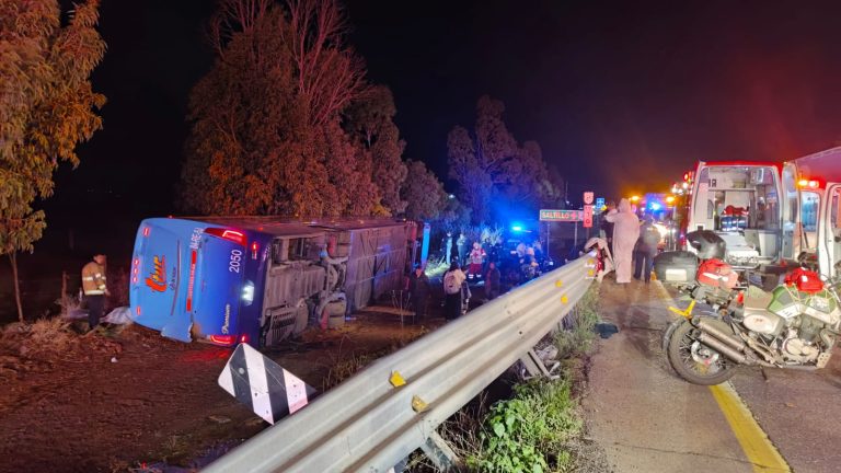 Vuelca camión de pasajeros; dos mujeres fallecen y hay 25 lesionados