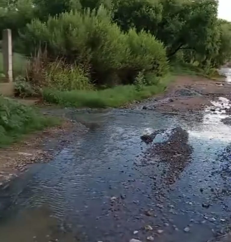 Aguas negras invaden entrada a comunidad