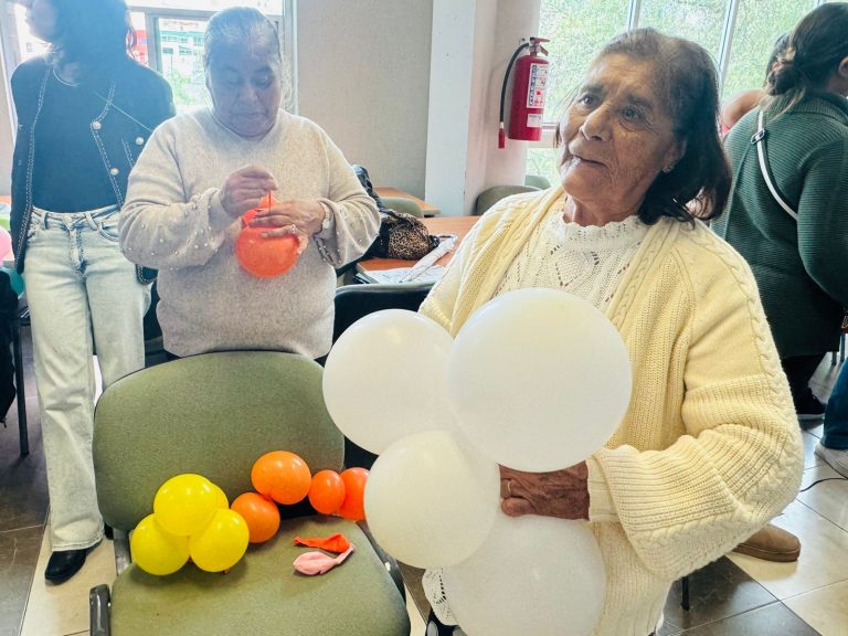 Participan 130 emprendedoras en Taller de Arte y Diseño con Globos