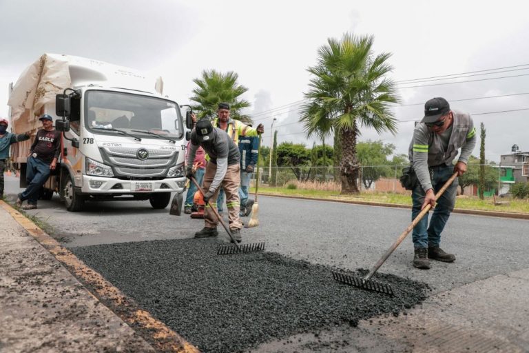 Bachean zona afectada por lluvias en Calzada Proaño