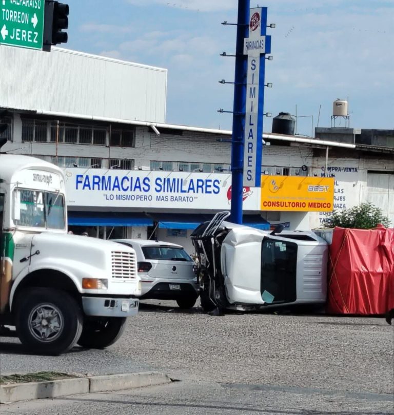 Choque y volcadura en Fresnillo dejan tres lesionados