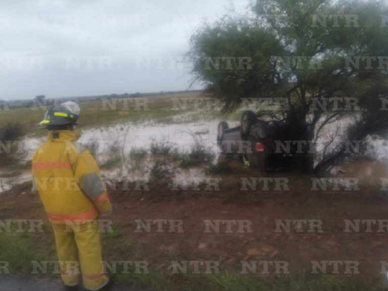 Vuelca conductora camino a Los Rancheros