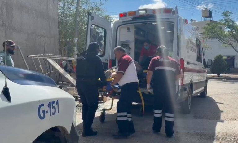 Cae albañil de un andamio y termina en el hospital
