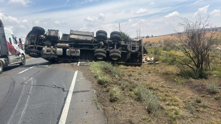 Se vuelca camión de carga en federal 49