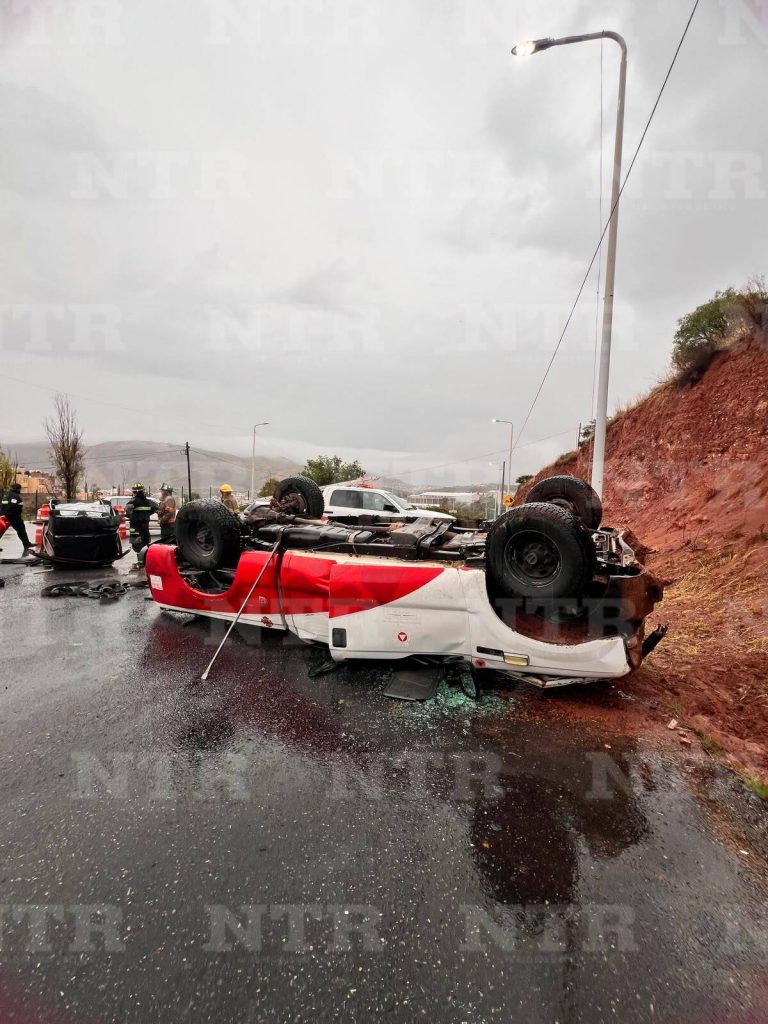 Falla mecánica provoca accidente y deja dos lesionados