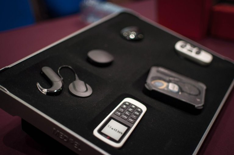 Colocados, 21 implantes cocleares a menores