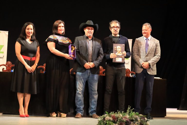 Entregan premios de Juegos Florales