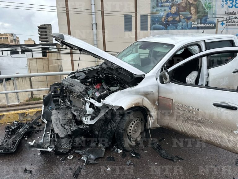 Choca camioneta de la SEZ con otra unidad en puente de Telmex