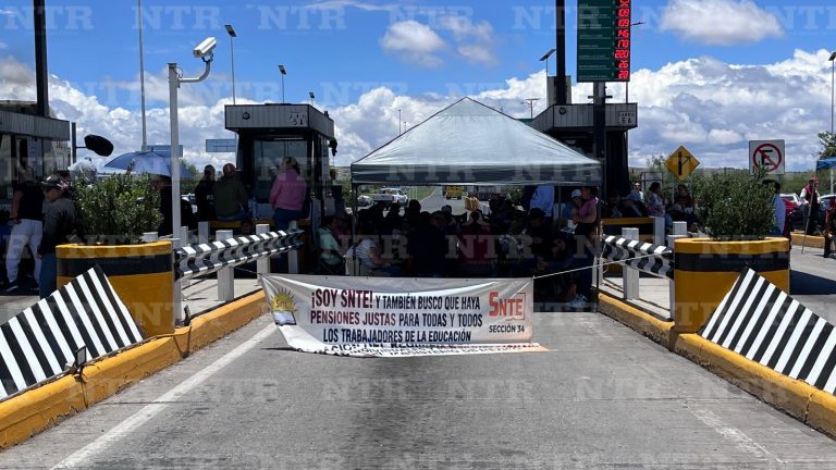 Maestros bloquean intermitentemente la federal 45