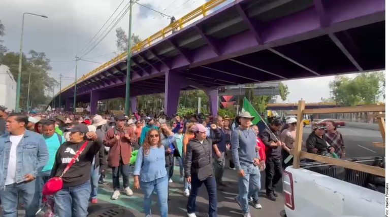 Marchan maestros de la CNTE al Estadio Ciudad de México