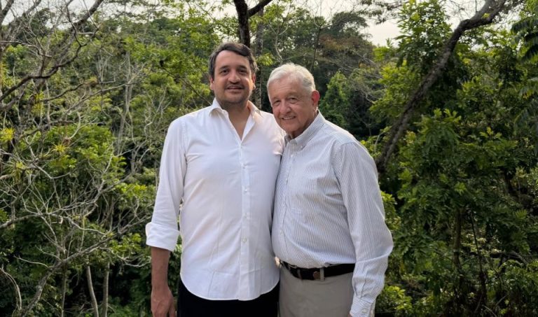 Presume Andy López Beltrán imagen con AMLO