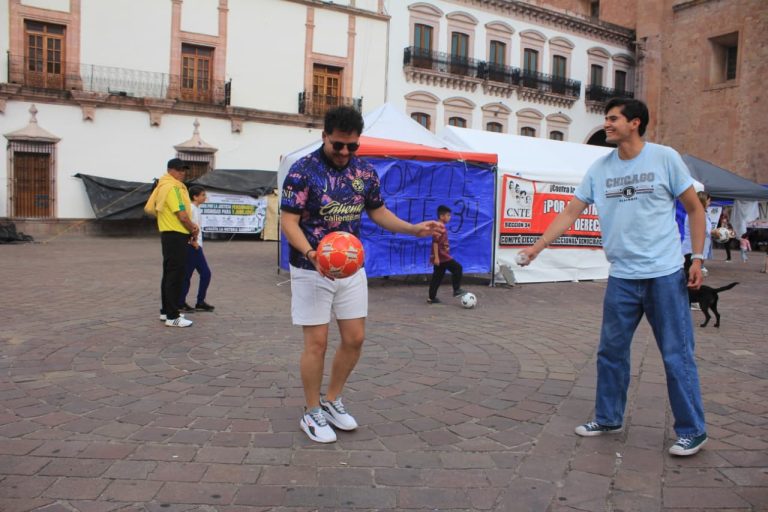 Rueda el balón en plantón de docentes