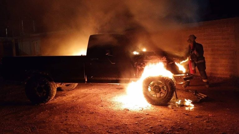 Se incendia motor de vehículo en Loreto, Río Grande
