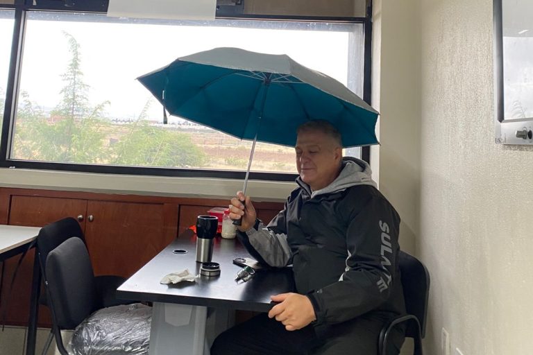 Les llueve dentro de las aulas en la Utzac