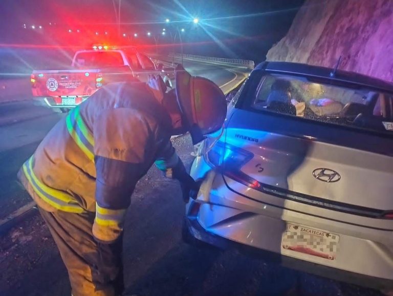 Choca vehículo durante la madrugada en vialidad Manuel Felguérez