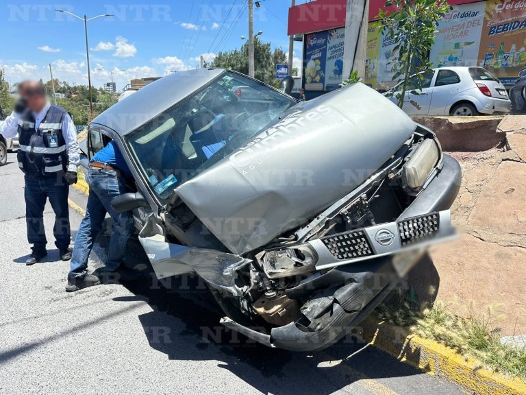 Chocan frente a clínica 4 del IMSS