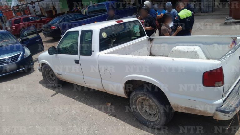 Cae niña de camioneta en movimiento; se reporta estable