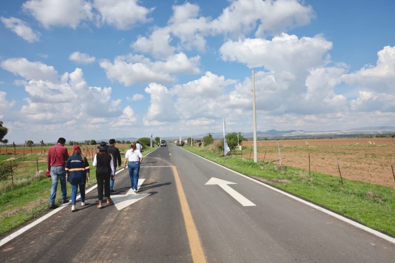 Entregan 24.5 kilómetros de rehabilitación carretera