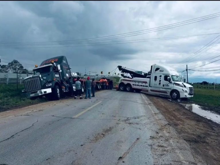 Se atasca quinta rueda y obstuye el paso vehicular