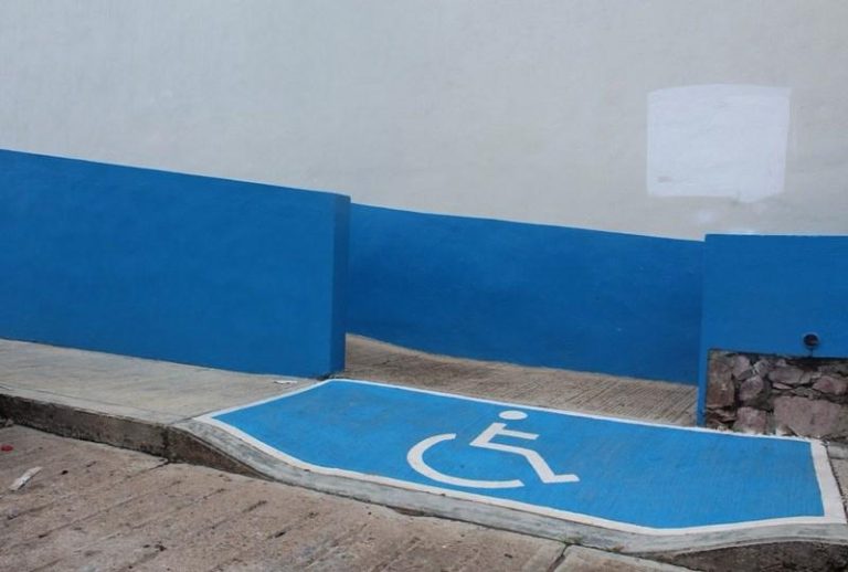 Llama Policía Vial a respetar espacios para personas con discapacidad