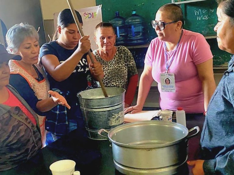 Capacitan a mujeres en elaboración de productos de limpieza